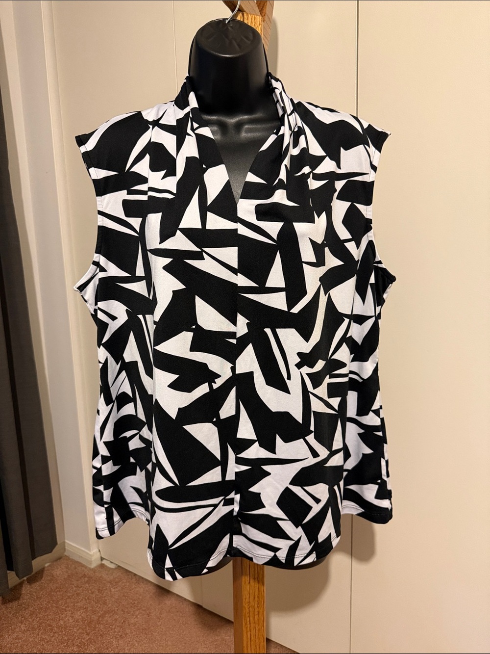 Susan Garver Black & White Patterned Sleeveless V-Neck Top